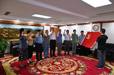 华体会在线客服组织党员重温入党誓词